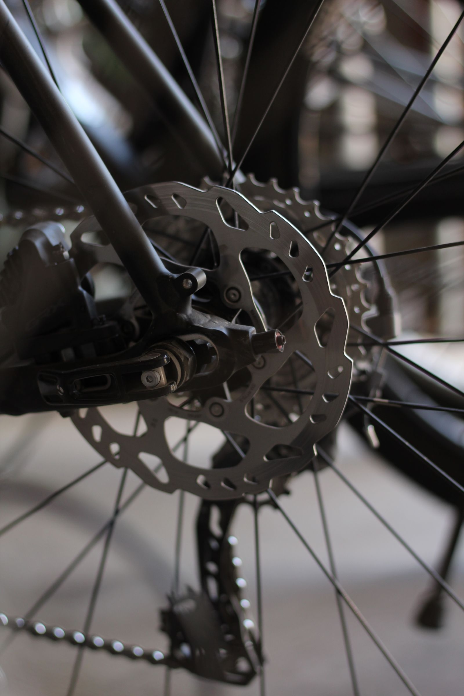 Nahaufnahme von Fahrradbremse und Laufrad in Schwarz-Weiß