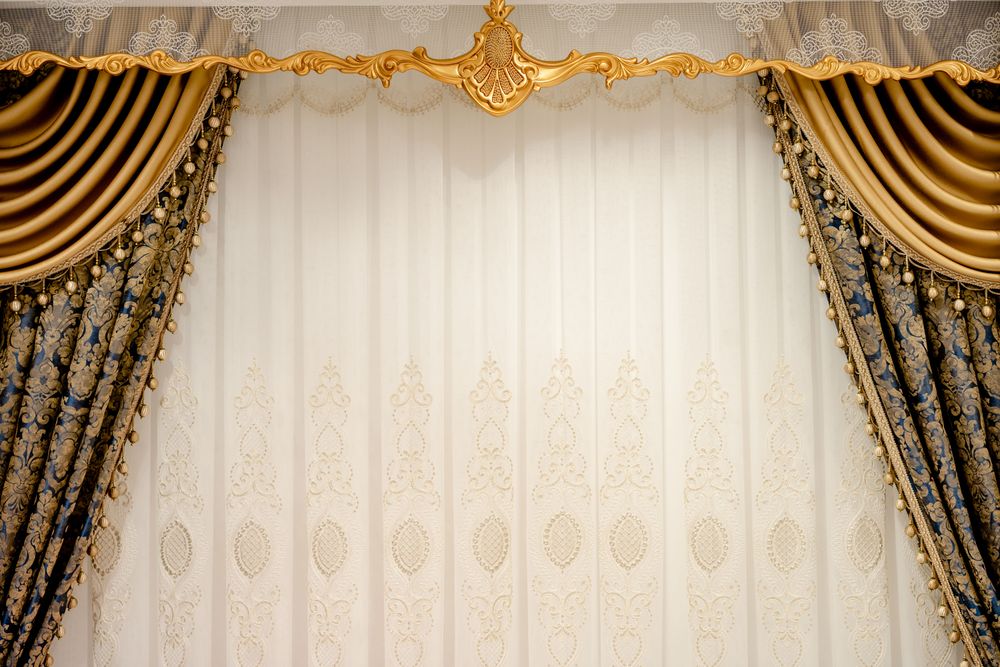 Prunkvoller goldener Bühnenvorhang mit blau gemustertem Stoff im Theatersaal