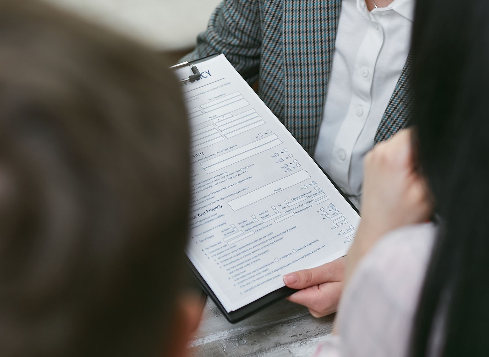 Fachleute besprechen einen rechtlichen Vertrag bei einem Geschäftsgespräch am Tisch