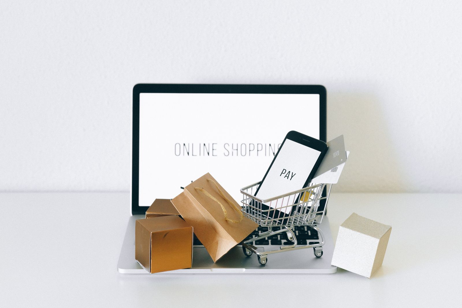 Person hält Smartphone mit Online-Shopping-App in der Hand beim Einkaufen auf dem Sofa