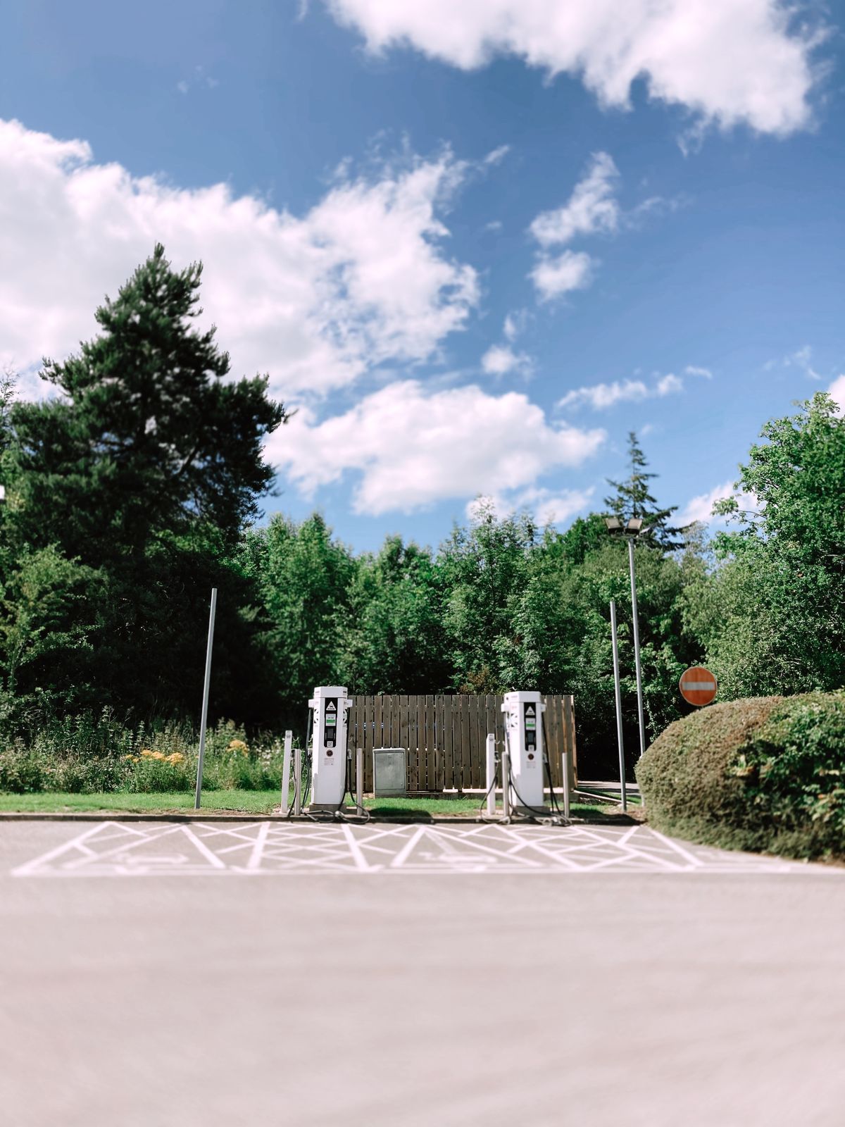 Ladestation für Elektroautos mit angeschlossenem Ladekabel im Außenbereich