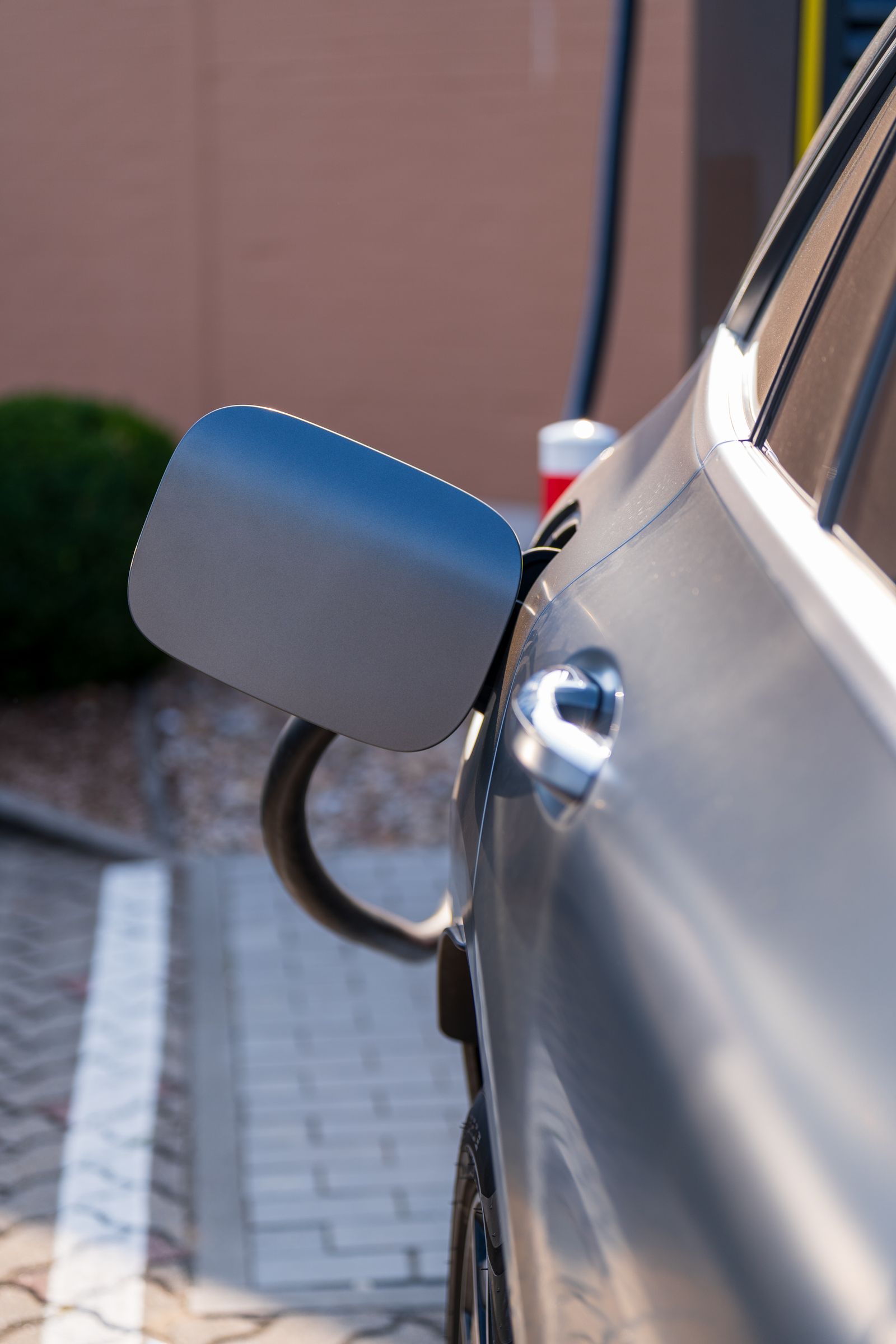 Ladekabel steckt in der Ladebuchse eines Elektrofahrzeugs an einer Ladestation