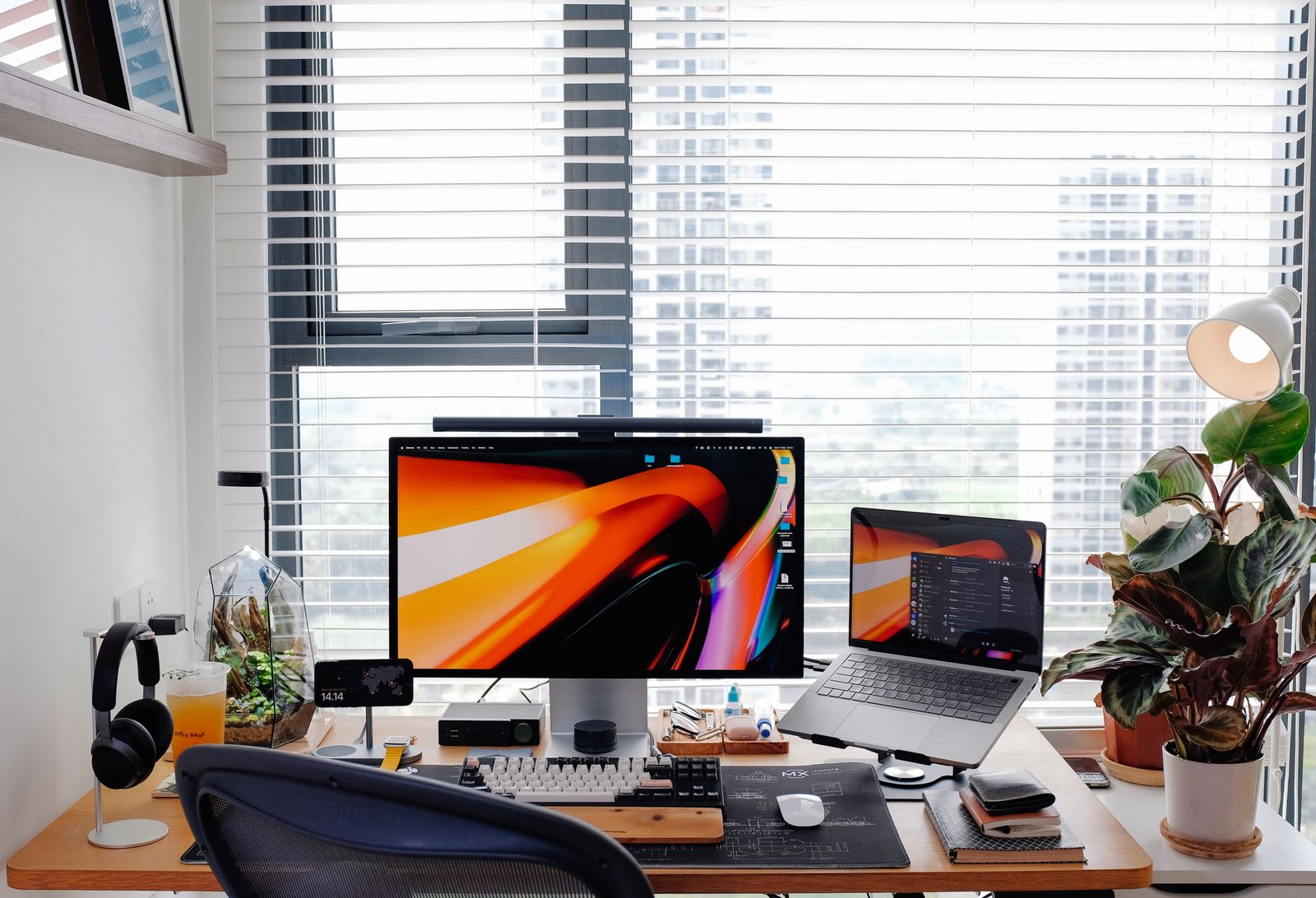 Schreibtisch mit Monitor und Laptop für die laufende Kontrolle und Pflege einer Website