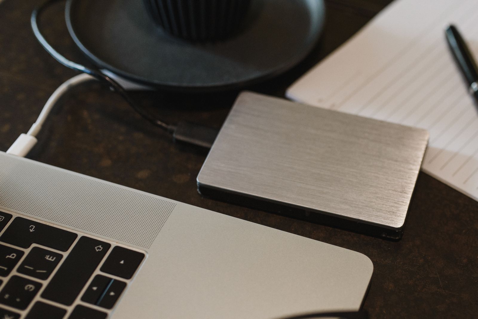 Externe Festplatte per USB-Kabel an einen Laptop angeschlossen